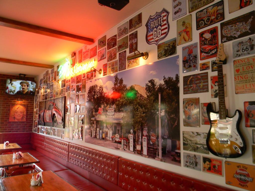 Prohibicja Peter'S Pub Motel Mikołajki Ngoại thất bức ảnh