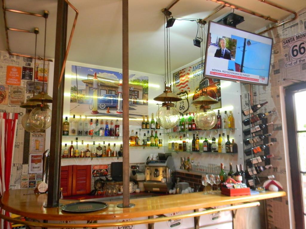 Prohibicja Peter'S Pub Motel Mikołajki Ngoại thất bức ảnh