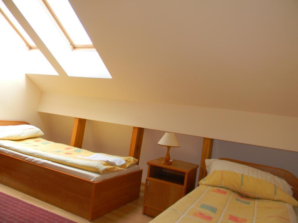 Prohibicja Peter'S Pub Motel Mikołajki Phòng bức ảnh