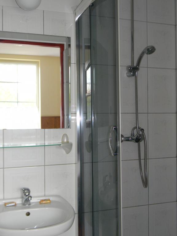 Prohibicja Peter'S Pub Motel Mikołajki Phòng bức ảnh