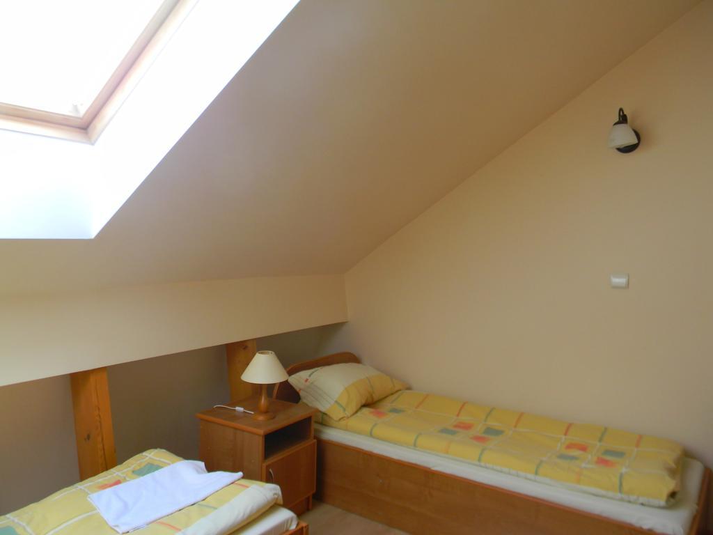 Prohibicja Peter'S Pub Motel Mikołajki Phòng bức ảnh