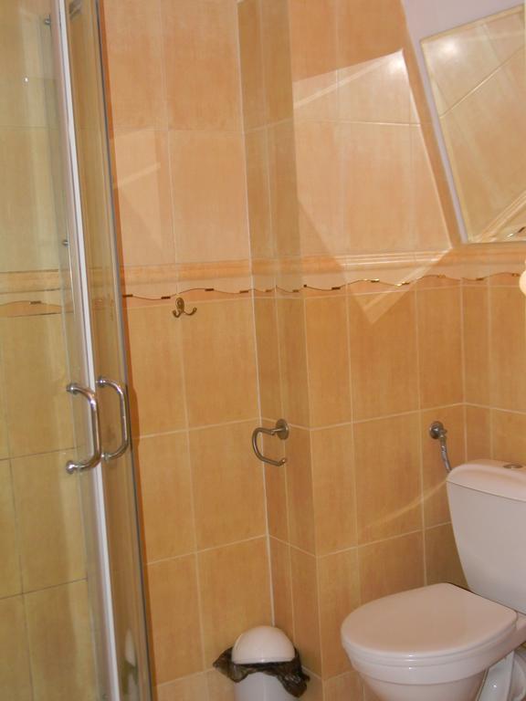 Prohibicja Peter'S Pub Motel Mikołajki Phòng bức ảnh