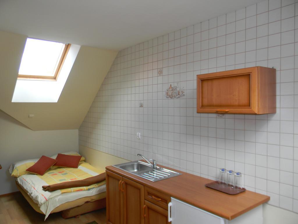 Prohibicja Peter'S Pub Motel Mikołajki Phòng bức ảnh