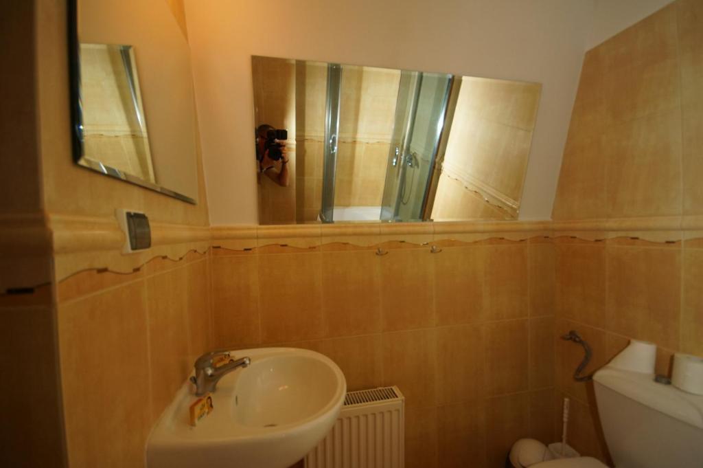 Prohibicja Peter'S Pub Motel Mikołajki Ngoại thất bức ảnh